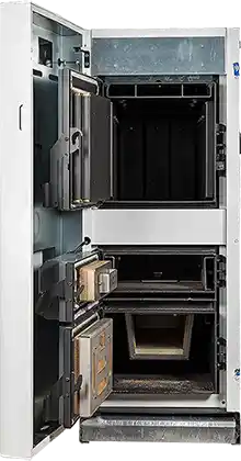 MARELI SYSTEM / CALDAIA LEGNA LCG LAMBDA - Vista frontale caldaia aperta: l’immagine vuole far vedere frontalmente la caldaia della MARELI modello LCG LAMBDA con i vari sportelli aperti per poter mettere in evidenza le tre zone principali in cui si suddivide il corpo caldaia. Nella parte in alto abbiamo lo sportello superiore che permette l’accesso al vano di carico per effettuare il carico del combustibile. Nella parte intermedia abbiamo lo sportello da dove si esegue l’accensione manuale o in alternativa, si prepara il sistema di accensione automatica. Infine nella parte in basso abbiamo lo sportello inferiore per accedere alla camera di combustione in refrattario e nella parte sottostante il secondo giro fumi dove si deposita una piccola parte di cenere che è bene asportare saltuariamente per avere sempre una combustione ottimale.