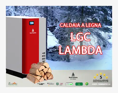 Caldaia a legna a gassificazione Mareli LCG Lambda con davanti un piccolo mucchio di legna su sfondo di un bosco innevato