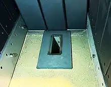 MARELI SYSTEM / CALDAIA LEGNA LCG LAMBDA - Vista diffusore passaggio fiamma: l’immagine illustra nel dettaglio il piano del fondello vano di carico con il diffusore in metallo in cui avviene il passaggio della fiamma alla camera di combustione inferiore. Sui due lati si notano i convogliatori laterali che attraverso i vari fori di distribuzione fanno affluire l’aria comburente secondaria.