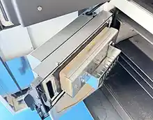 MARELI SYSTEM / CALDAIA LEGNA LCG LAMBDA - Vista sportello intermedio zona accensione: l’immagine illustra lo sportello intermedio che serve per accedere al fondello del vano di carico e poter effettuare l’accensione sia manuale che automatica. Sul lato esterno sono posti i due attuatori elettrici che regolano indipendentemente l’afflusso automatico dell’aria primaria e secondaria. Sul lato interno dello sportello è posto il sistema d'accensione automatica del combustibile.